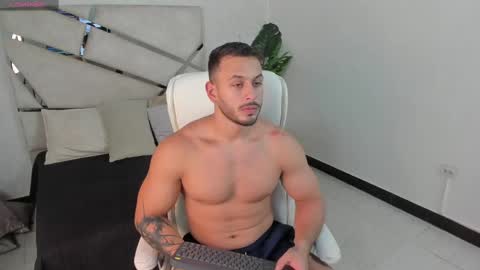 Snapshot of mike_belle chatting on February 22, 9:10 pm Mike Belle online show from February 22, 9:10 pm