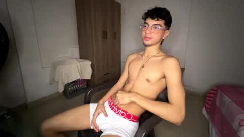 Snapshot of mike_pineapple chatting on October 28, 3:31 am Mike Pineapple online show from October 28, 3:31 am