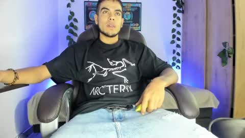 Snapshot of mikee_scooth chatting on March 7, 8:34 am mikee_scooth online show from March 7, 8:34 am