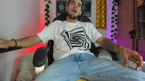 Snapshot of mikee_scooth chatting on February 5, 6:48 pm mikee_scooth online show from February 5, 6:48 pm