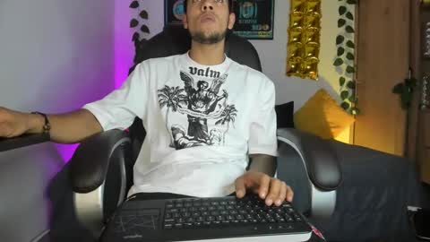 Snapshot of mikee_scooth chatting on December 3, 4:35 am mikee_scooth online show from December 3, 4:35 am