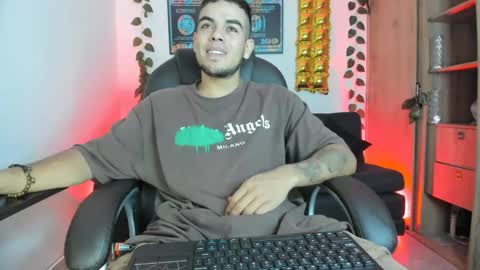 Snapshot of mikee_scooth chatting on December 28, 4:51 am mikee_scooth online show from December 28, 4:51 am