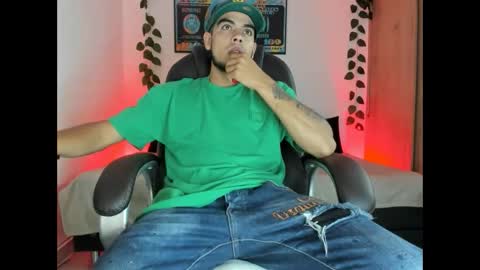 Snapshot of mikee_scooth chatting on March 4, 5:21 am mikee_scooth online show from March 4, 5:21 am