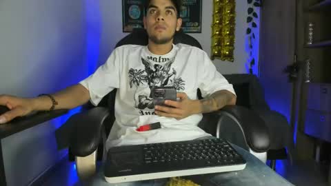 Snapshot of mikee_scooth chatting on January 6, 4:26 am mikee_scooth online show from January 6, 4:26 am