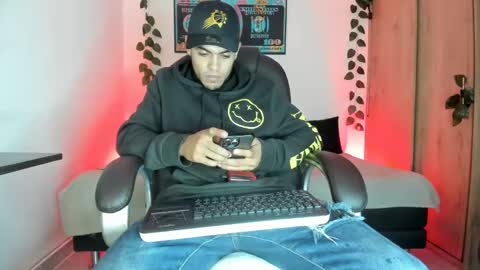 Snapshot of mikee_scooth chatting on March 3, 3:17 am mikee_scooth online show from March 3, 3:17 am