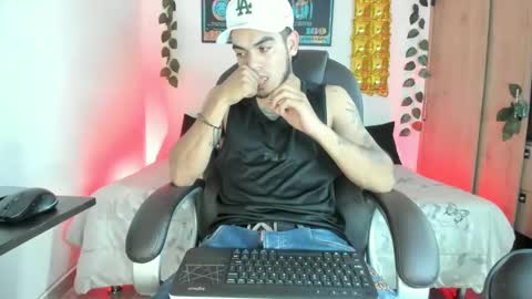 Snapshot of mikee_scooth chatting on February 9, 3:43 am mikee_scooth online show from February 9, 3:43 am