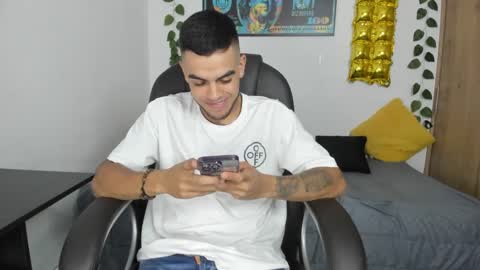 Snapshot of mikee_scooth chatting on December 5, 8:34 pm mikee_scooth online show from December 5, 8:34 pm