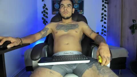 Snapshot of mikee_scooth chatting on March 11, 7:04 am mikee_scooth online show from March 11, 7:04 am