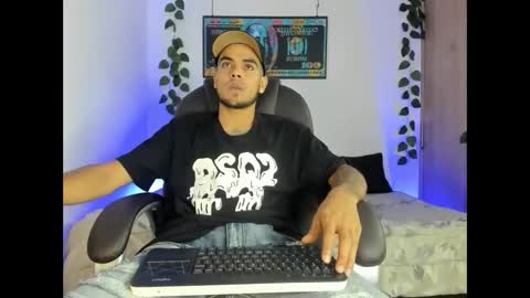 Snapshot of mikee_scooth chatting on February 24, 2:40 am mikee_scooth online show from February 24, 2:40 am