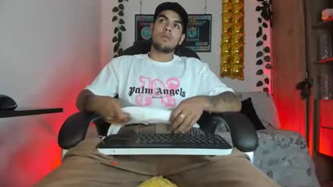 Snapshot of mikee_scooth chatting on January 12, 7:10 pm mikee_scooth online show from January 12, 7:10 pm