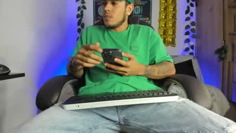 Snapshot of mikee_scooth chatting on January 20, 2:32 am mikee_scooth online show from January 20, 2:32 am