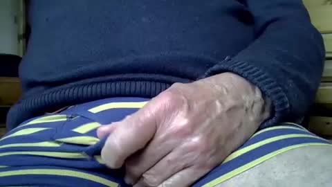 Snapshot of mikeybed chatting on December 18, 12:18 pm mikeybed online show from December 18, 12:18 pm