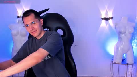 milandavid1 online show from March 16, 6:01 pm