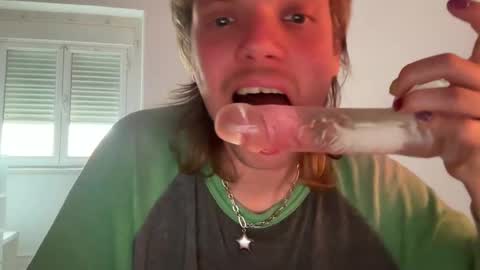 Snapshot of milkymitch chatting on January 5, 12:31 pm Mimi online show from January 5, 12:31 pm