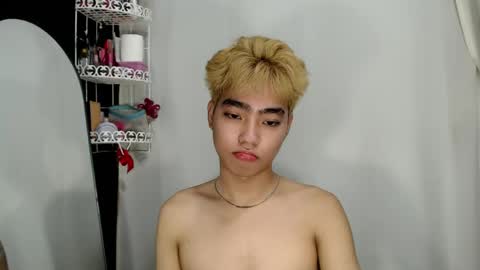 mingkla_man online show from May 1, 8:39 am