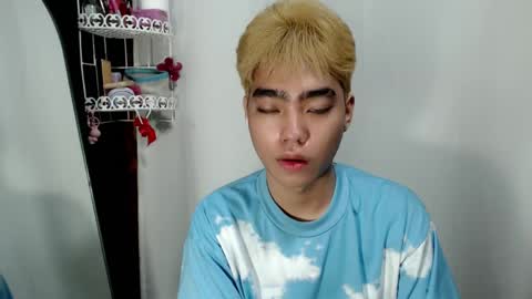 mingkla_man online show from April 27, 6:32 am