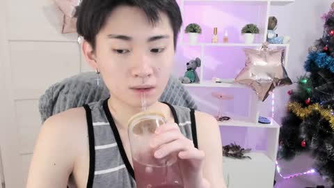Snapshot of miram_yoo chatting on December 24, 12:22 am online show from December 24, 12:22 am
