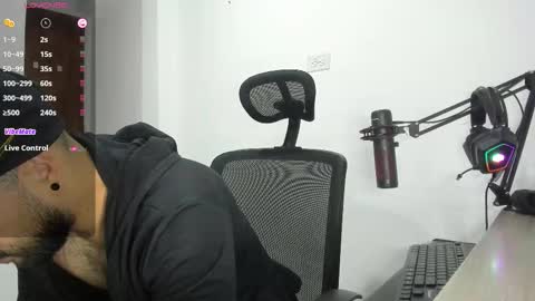Snapshot of mr_chr1s chatting on October 13, 4:57 pm chris online show from October 13, 4:57 pm