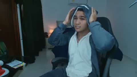 mr_maximo online show from June 14, 4:47 am
