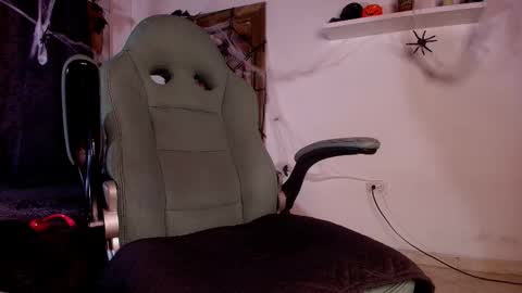 Snapshot of mr_mikee_ chatting on October 22, 3:21 am MIKEE online show from October 22, 3:21 am