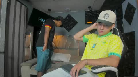 mr_mois online show from April 22, 11:59 am