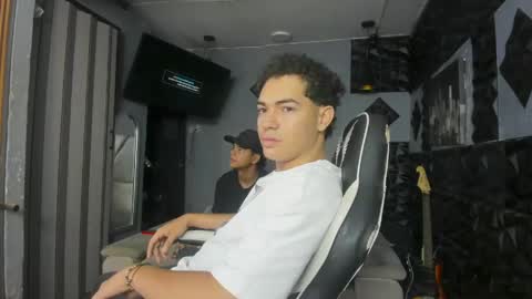 mr_mois online show from April 20, 9:34 am