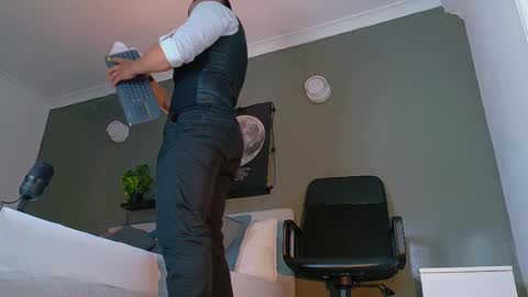 Mr Fox online show from October 18, 10:15 pm