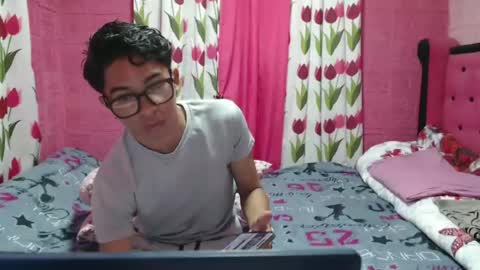 mrheartthief online show from June 14, 1:35 pm