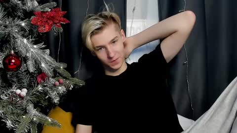 Snapshot of mrsexycum4u chatting on December 29, 3:22 am Adam online show from December 29, 3:22 am