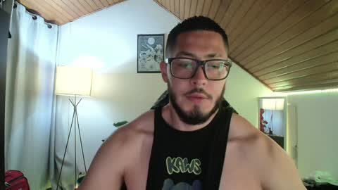 Snapshot of muscle_cock32 chatting on December 20, 11:00 am David Big online show from December 20, 11:00 am
