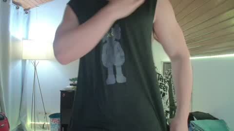 Snapshot of muscle_cock32 chatting on December 10, 9:44 am David Big online show from December 10, 9:44 am