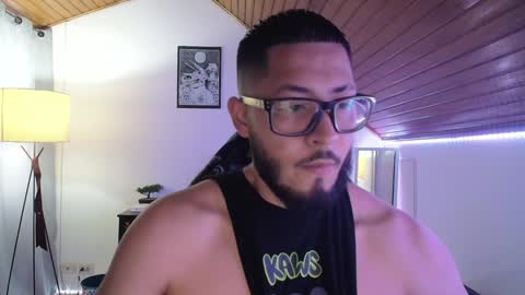 Snapshot of muscle_cock32 chatting on January 3, 11:46 am David Big online show from January 3, 11:46 am