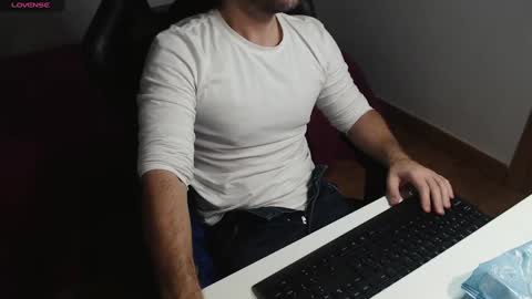 Snapshot of myhairymacho chatting on March 9, 1:35 am Juan OF myhairymacho online show from March 9, 1:35 am