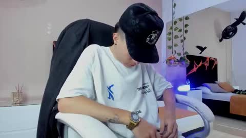 Snapshot of nascary_fox chatting on October 13, 7:42 pm Nascary Fox online show from October 13, 7:42 pm