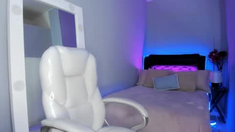 nathalie_moon_ online show from April 14, 12:05 pm