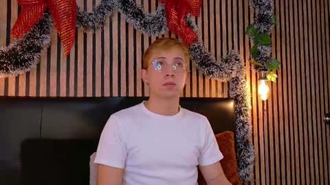 Snapshot of naughty__chris chatting on December 18, 12:40 pm Christopher Chris online show from December 18, 12:40 pm