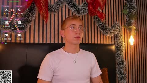 Snapshot of naughty__chris chatting on December 9, 12:31 pm Christopher Chris online show from December 9, 12:31 pm