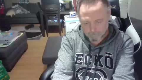 Snapshot of newvvorld chatting on October 18, 2:44 pm NewWorld online show from October 18, 2:44 pm