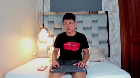 Snapshot of niall_falcon chatting on December 2, 1:00 pm Niall online show from December 2, 1:00 pm