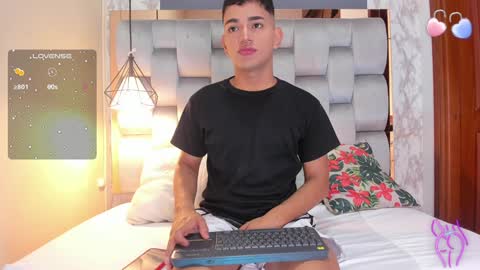 Snapshot of niall_falcon chatting on December 4, 1:09 pm Niall online show from December 4, 1:09 pm