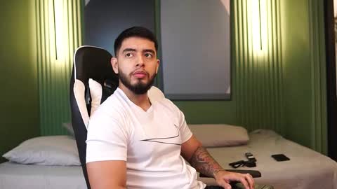 Snapshot of nick_vans chatting on October 21, 12:19 pm Jhohan online show from October 21, 12:19 pm