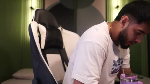 Snapshot of nick_vans chatting on October 26, 1:24 pm Jhohan online show from October 26, 1:24 pm