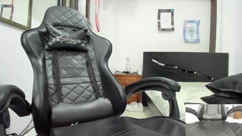 Snapshot of nickbroh chatting on October 21, 3:04 pm nickbroh online show from October 21, 3:04 pm