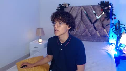 Nickolas Muoz online show from December 14, 11:50 am