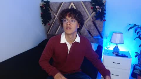 Nickolas Muoz online show from December 19, 12:23 pm
