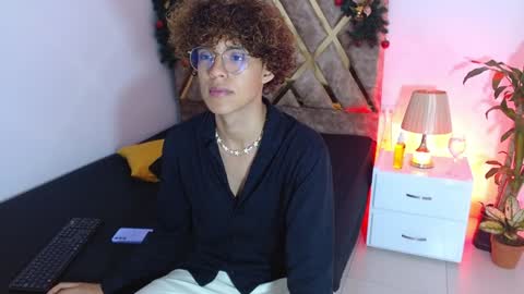 Nickolas Muoz online show from December 18, 12:51 pm