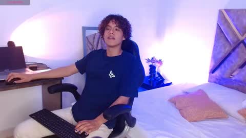 Nickolas Muoz online show from March 8, 6:14 pm