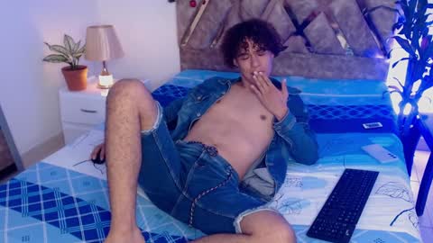 Nickolas Muoz online show from December 16, 1:54 pm