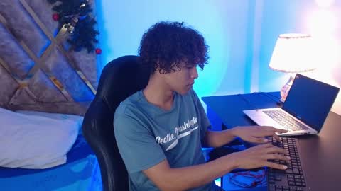Nickolas Muoz online show from December 28, 10:02 pm