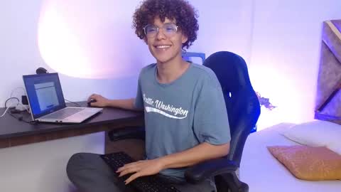Nickolas Muoz online show from February 14, 12:19 am